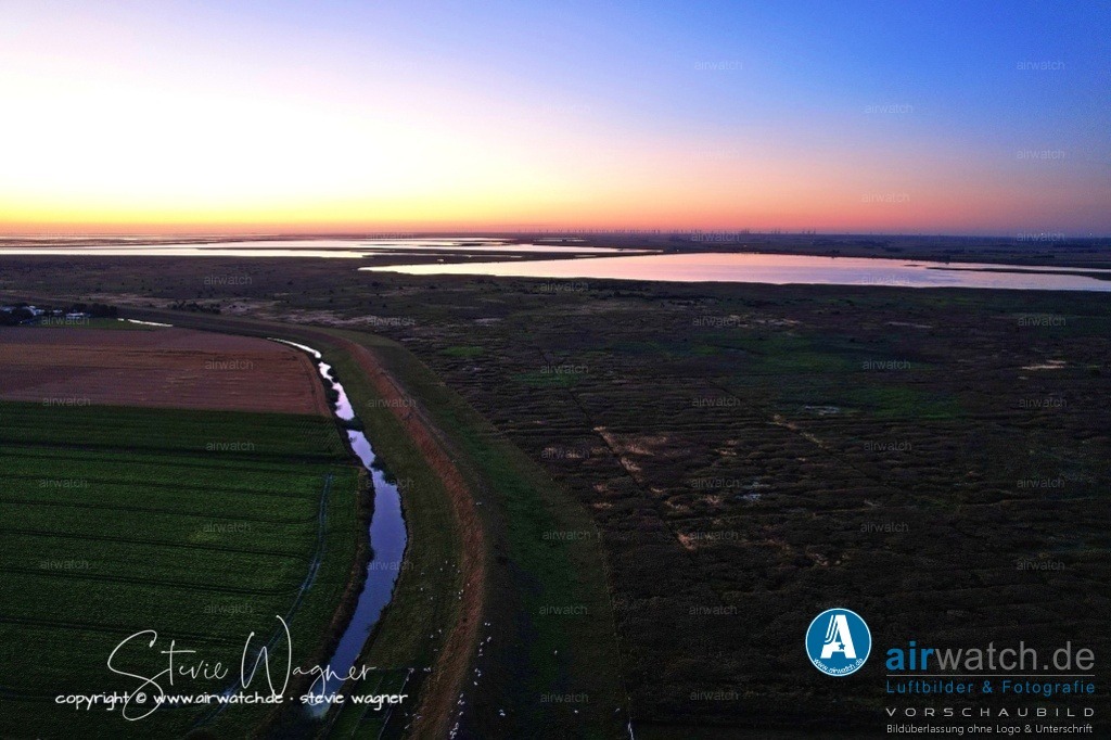 Nordsee, Nordfriesland, Nordstrand, Pohnshalligkoog - airwatch.de | Die Pohnshallig, eine ehemalige Hallig, wurde durch die Burchardiflut im Jahre 1634 von der Insel Alt-Nordstrand abgerissen. Im 18. und 19. Jahrhundert wurden sukzessive ehemalig besiedelte Landstriche neu bedeicht und die Insel Stück für Stück neu in Richtung Osten ausdehnte. Im Jahr 1924 erfolgte die Eindeichung der Pohnshallig, nachdem die unbewohnte Hallig zeitweise durch die Schobüller zur Heugewinnung genutzt worden war.
