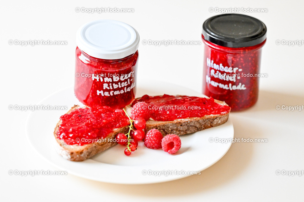 Erdbeeren_ Himbeeren_ Ribisel_ Mayer_ 20.06.2023-33 | 20.06.2023, Raffelding, AUT, Erdbeeren, Himbeeren, Ribisel, Mayer, im Bild Himbeer-Ribisel Marmelade, Marmeladebrot