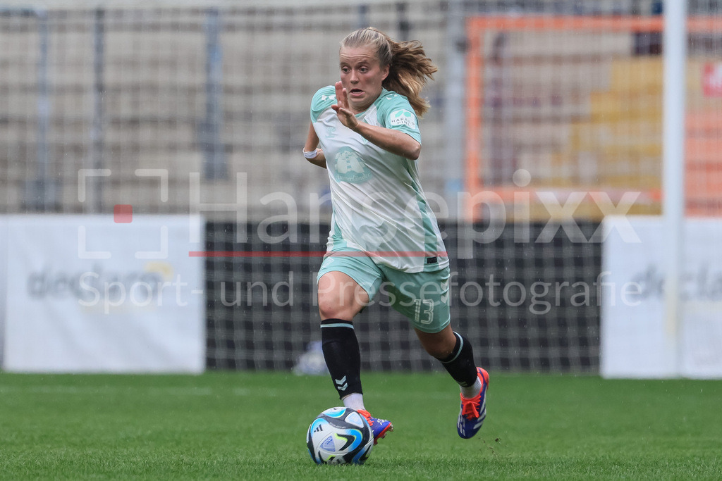 Fussball, DFB-Pokal Frauen, DSC Arminia Bielefeld - SV Werder Bremen | v.li.: Ricarda Walkling (SV Werder Bremen, 13) am Ball, Freisteller, Einzelbild, Ganzkörper, Aktion, Action, Spielszene, DIE DFB-RICHTLINIEN UNTERSAGEN JEGLICHE NUTZUNG VON FOTOS ALS SEQUENZBILDER UND/ODER VIDEOÄHNLICHE FOTOSTRECKEN. DFB REGULATIONS PROHIBIT ANY USE OF PHOTOGRAPHS AS IMAGE SEQUENCES AND/OR QUASI-VIDEO.