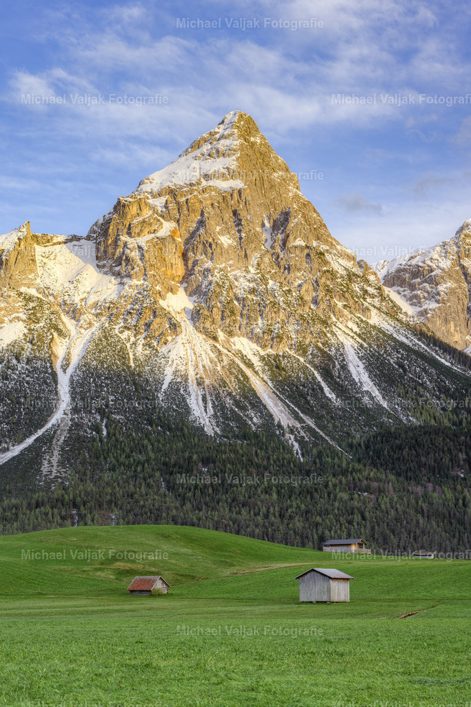 Ehrwalder Sonnenspitze | Die Ehrwalder Sonnenspitze, ein majestätischer Gipfel in den Tiroler Alpen, ist bekannt für das spektakuläre Alpenglühen, das die Bergspitzen bei Sonnenuntergang in ein warmes, rotes Licht taucht. Dieses Naturschauspiel ist besonders in den Sommermonaten zu beobachten, wenn die Tage länger sind und die Abenddämmerung die Landschaft in eine atemberaubende Farbpalette verwandelt. Wanderer und Fotografen finden hier ein Paradies vor, um die Schönheit der Berge in einem einzigartigen Moment festzuhalten. - Realisiert mit Pictrs.com