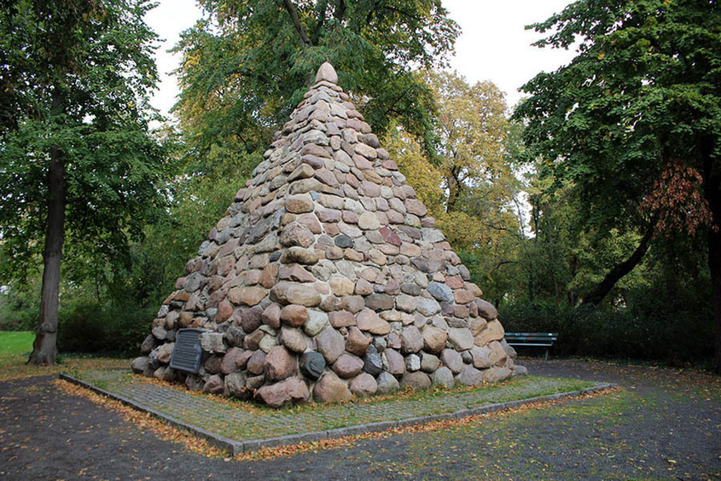 Foto: Leipzig - Gletschersteinpyramide | Das Team hinter BILDLEXIKON LEIPZIG bündelt historische wie aktuelle Informationen über die Stadt Leipzig in Text und Bild auf einer Plattform und stellt diese der interessierten Öffentlichkeit zur Verfügung.