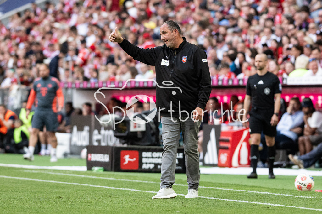 FC Bayern München - 1. FC Heidenheim | MUNICH, GERMANY - 02. MAI: im Bild Frank SCHMIDT Trainer 1. FC Heidenheim während dem Bundesligamatch zwischen dem FC Bayern München und dem 1. FC Heidenheim am 32. Spieltag in der Allianz Arena / DFL REGULATIONS PROHIBIT ANY USE OF PHOTOGRAPHS AS IMAGE SEQUENCES AND/OR QUASI-VIDEO