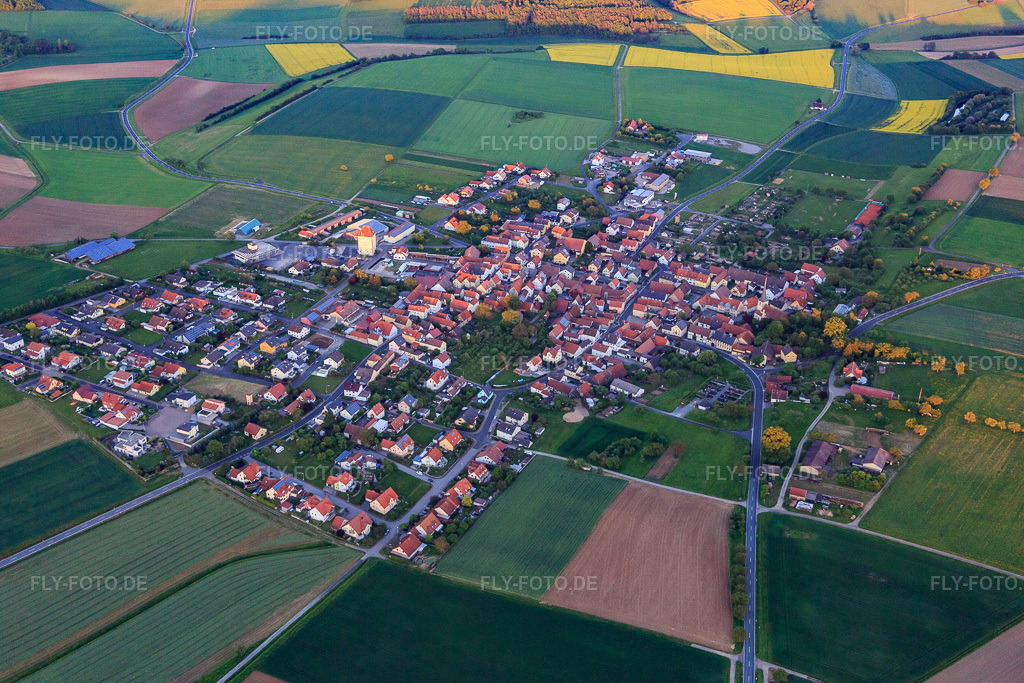 Luftbild: Dorf - Ansicht aus Nordwesten im Ortsteil Greßthal in Wasserlosen im Bundesland Bayern in Deutschland. Foto: IMG_099932.jpg vom 25.05.2017 durch Werner Riehm/FLY-FOTO.de