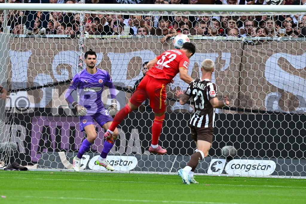 KBS Picture_FCStPauli-FCAugsburg_004 | v.l.  Vasilj Nikola (St.Pauli) , Rieder Fabian (FC Augsburg) koepft hier das 1:0 , Oppie Louis (St.Pauli) ,Sportplatz :  Millerntor Stadion, - Realisiert mit Pictrs.com
