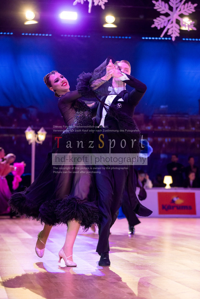 20241215_WDSF_Int_Open_Std-Riga-8948 | Tanzsportbilder, Standardtanz, Lateintanz, WDSF, DTV, LTVB, dancecomp, goc, hessen tanzt, blaues band der spree, walzer, tango, wiener walzer, slowfox, quickstepp, samba, rumba, cha-cha-cha, paso doble. jive, hd-kroft photography, turniertanzsport