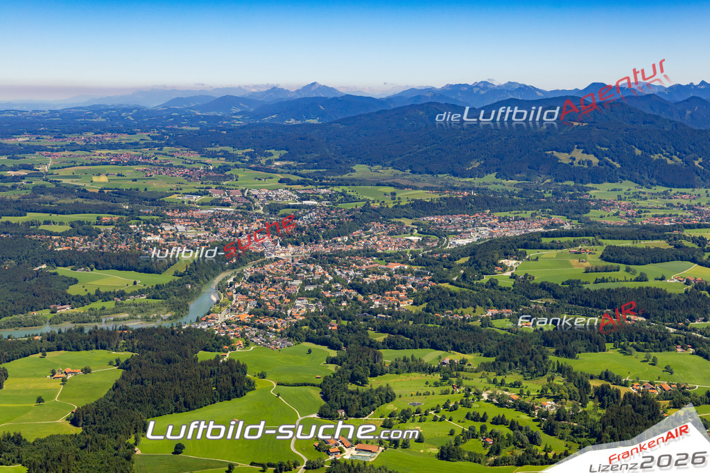 Aktuelles Luftbild von  Bad Tölz - Die Luftaufnahme wurde 2022 mittels UL-Flugzeug erstellt ( keine Drohne ) - hochauflösende Kamera-Systeme von  Canon -Beste Qualität - Für grossformatige Ausdrucke geeignet. Die Geschenkidee !