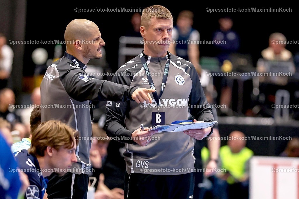BHC02042601056 | 02.04.2026, Handball, HBL, Bergischer HC - VfL Gummersbach, Mitsubishi Electric HALLE Düsseldorf: Cheftrainer Guojon Valur Sigurosson (VfL Gummersbach #hc) mit Taktikboard gestikulierend am Spielfeldrand  