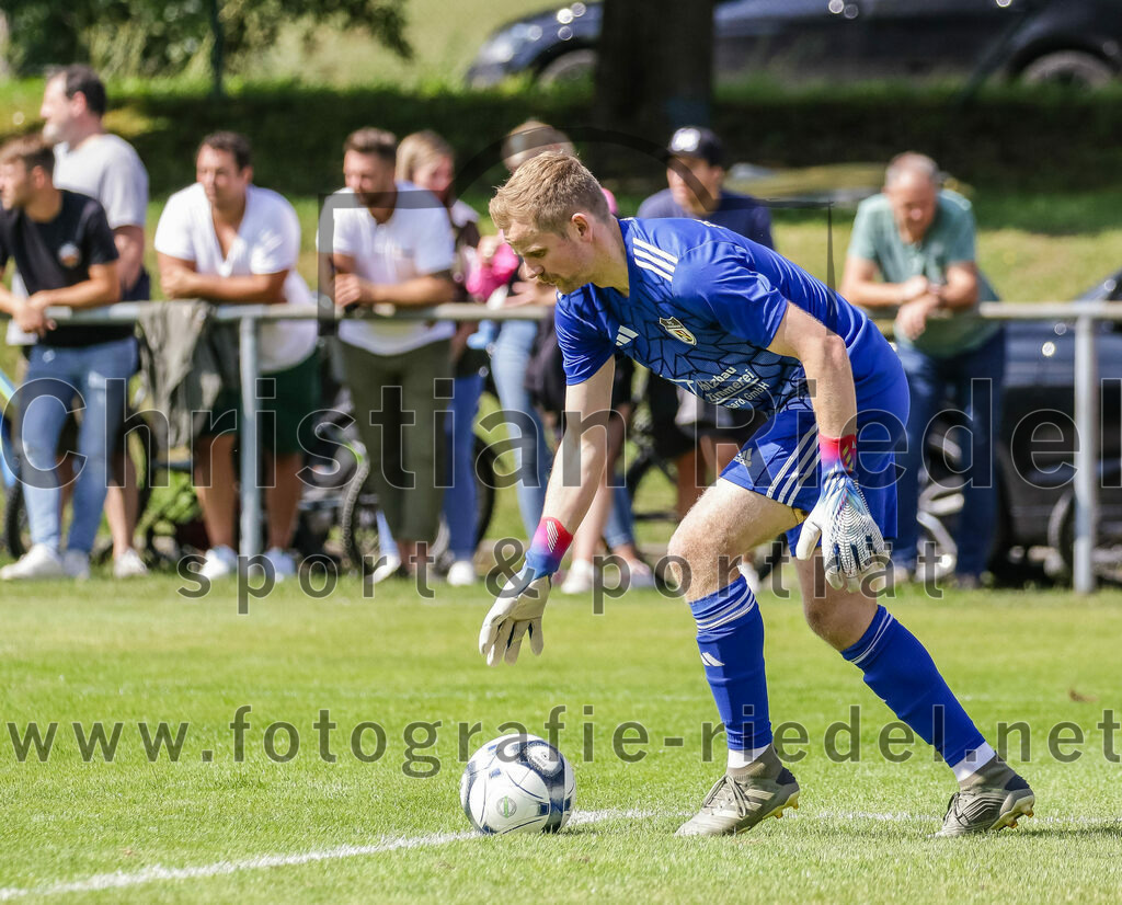 2023-07-30_111_FC_Lengdorf_gegen_SpVgg_Altenerding | Lengdorf, Deutschland, 30.07.2023:
Fußball, Kreisliga 2023 / 2024, 1. Spieltag, FC Lengdorf gegen SpVgg Altenerding, Endergebnis: 1:1

Torwart Johannes Preis (FC Lengdorf, #1)

Foto: Christian Riedel / fotografie-riedel.net