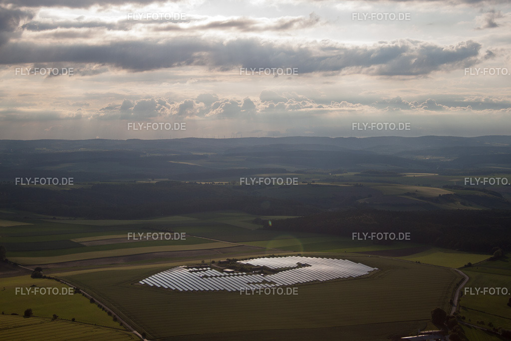 Panelreihen der Photovoltaikanlage und Solarpark bzw. Solarkraftwerk | Luftbild: Panelreihen der Photovoltaikanlage und Solarpark bzw. Solarkraftwerk im Ortsteil Tietelsen in Beverungen im Bundesland Nordrhein-Westfalen in Deutschland. Foto: IMG_65412.jpg vom 24.05.2014 durch Werner Riehm/FLY-FOTO.de - Realisiert mit Pictrs.com