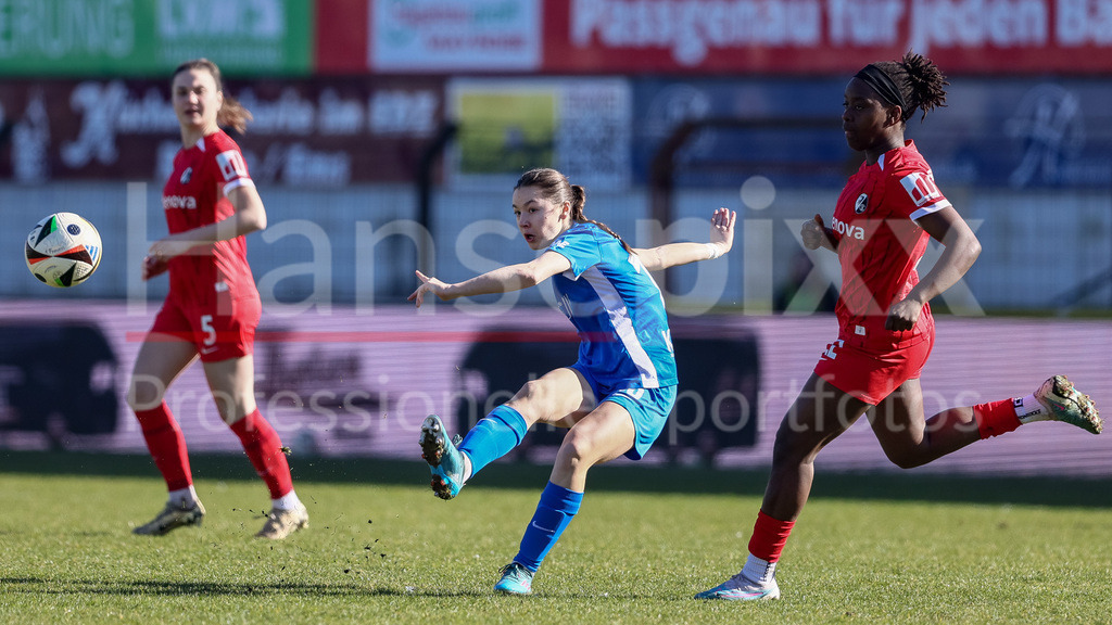 Fussball, 2. Frauen-Bundesliga, SV Meppen - SC Freiburg II | v.li.: Sonja Lux (SV Meppen, 15) und Almas Traore (SC Freiburg II, 22) im Zweikampf, Duell, Dynamik, Aktion, Action, Spielszene, DIE DFB-RICHTLINIEN UNTERSAGEN JEGLICHE NUTZUNG VON FOTOS ALS SEQUENZBILDER UND/ODER VIDEOÄHNLICHE FOTOSTRECKEN. DFB REGULATIONS PROHIBIT ANY USE OF PHOTOGRAPHS AS IMAGE SEQUENCES AND/OR QUASI-VIDEO.