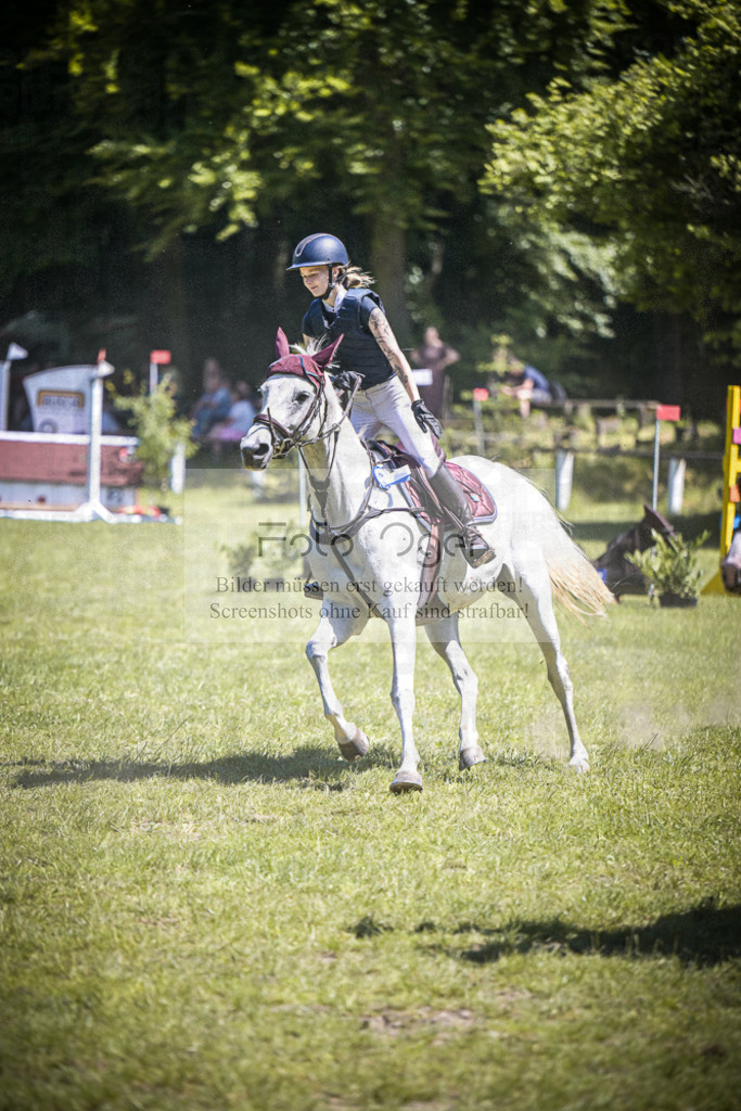 DOS_7788 | Entdecke hochwertige Reitturnierfotos von Foto Oger. Professionell, emotional und authentisch – jetzt Lieblingsmomente im Shop bestellen.Deutschlandweite Turnierfotografie. - Realisiert mit Pictrs.com