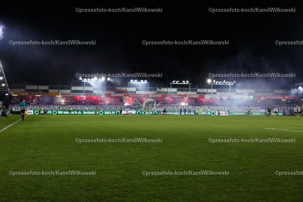 xKWIx30112501048 | 30.11.2025, xkwix, Fußball, 3. Liga, SSC Verl - VfL Osnabrück, Sportclub Arena: Die Osnabrück Fans mit einer Choreo zur Fanfreundschaft mit SC Rapid und dem Geburtstag des VereinsPhoto:xKamilxWilkowskixPressefotoKochx