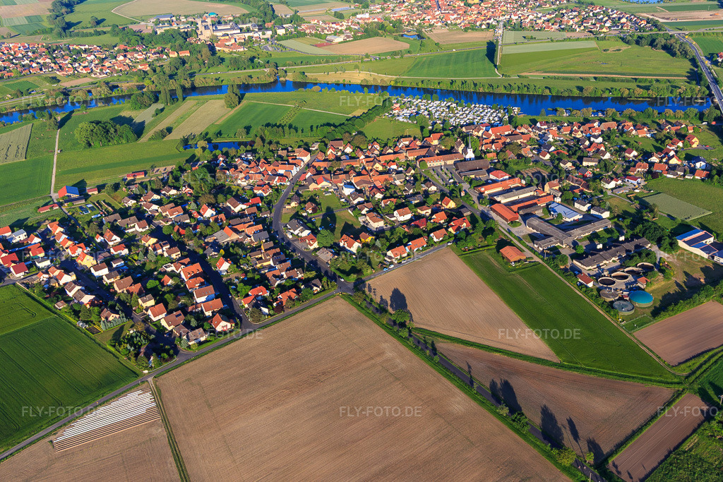 Luftbild: Ortsansicht von Westen im Ortsteil Schwarzenau in Schwarzach im Bundesland Bayern in Deutschland. Foto: IMG_100351.jpg vom 27.05.2017 durch Werner Riehm/FLY-FOTO.de