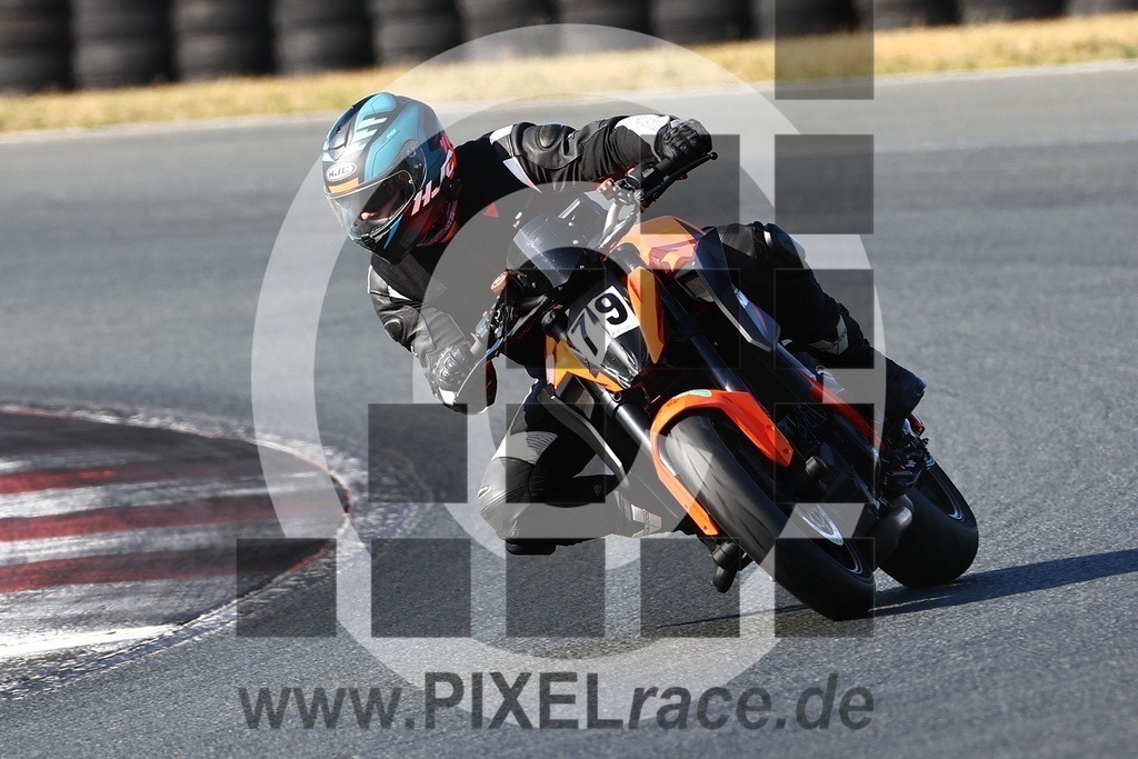 0079-20240910_05863 | Schöne Erinnerungen an spannende Momente - das festzuhalten ist unser Job. PIXELrace.de ist seit 2003 auf den Rennstrecken Europas unterwegs um die Action draußen beim Fahren und die wunderbare Stimmung imm Fahrerlager für euch einzufangen.