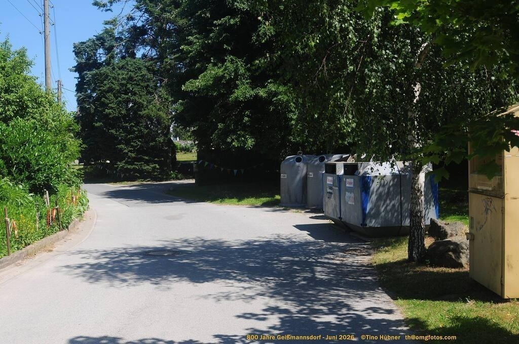 Geißmannsdorf-2026-Ortsbilder-555 | Geißmannsdorf bei Bischofswerda im Sommer 2026. Ein fotografischer Streifzug durch das Dorf Geißmannsdorf, mit Gebäuden, Straßen, Strohpuppen und geschmückten Vorgärten und Grundstücken anlässlich der 800-Jahr-Feier von Geißmannsdorf im Juni 2026 - Realisiert mit Pictrs.com