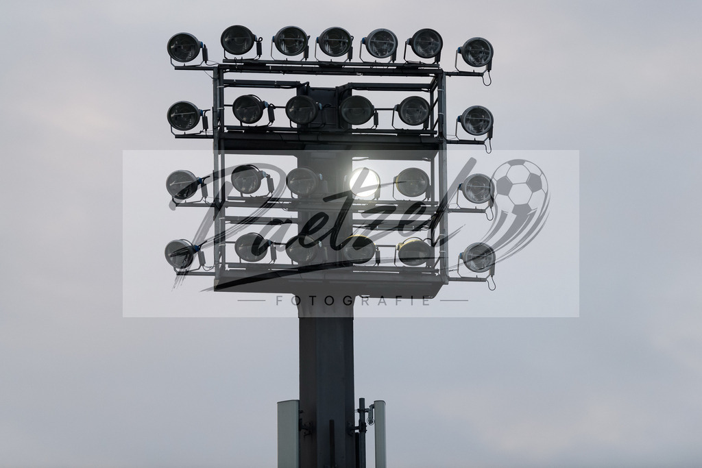OSNVKO20210906_24 | Fussball, Herren: . Das Flutlicht ist waehrend des Spiels ausgegangen beim Spiel der 3. Liga zwischen VfL Osnabrueck und FC Viktoria Koeln im Stadion an der Bremer Bruecke am 06.09.2021 in Osnabrueck, Deutschland.DFB / DFL REGULATIONS PROHIBIT ANY USE OF PHOTOGRAPHS AS IMAGE SEQUENCES AND/OR QUASI-VIDEO. - Realisiert mit Pictrs.com