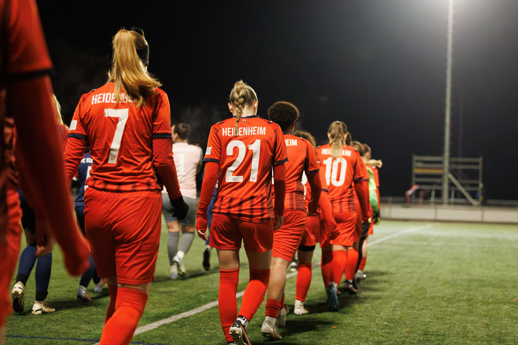 FCHFCE_251121_0238 | 1.FC Heidenheim 1846 II vs. FC Ellwangen II, Fußball, Frauen, Bezirksliga, 2025/2026, 10. Spieltag, 22.11.2025 in Heidenheim, Kunstrasen b. Voith-Arena West, Flutlichtspiel(Foto: Michael Bulling) - Realisiert mit Pictrs.com