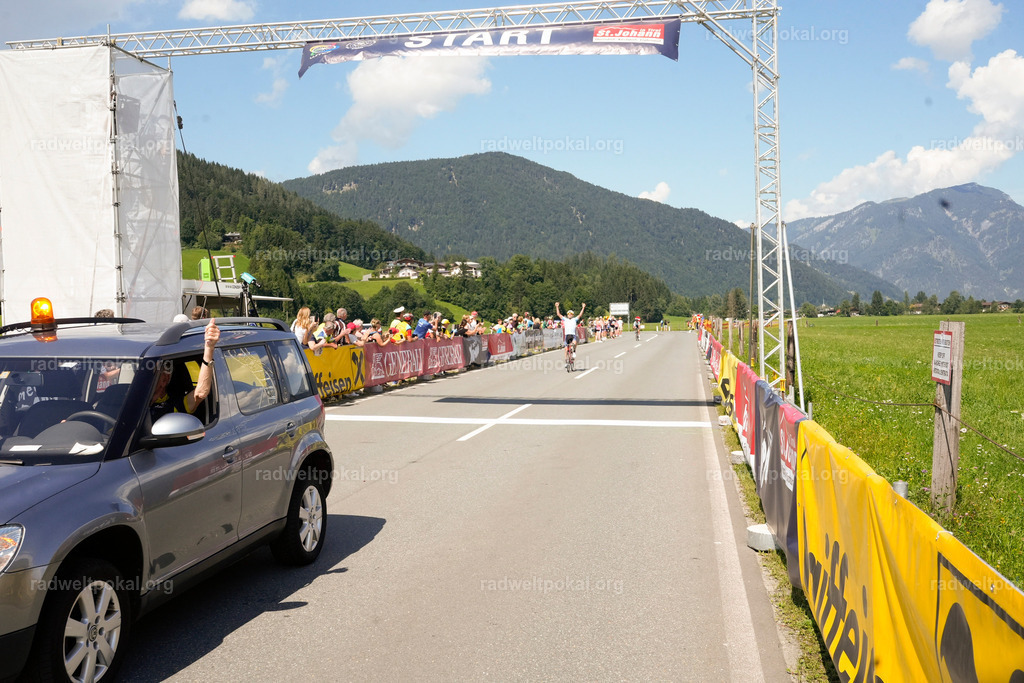 681_20230817_Bewerb_Maenner_Muehlanger | AUT - OESTERREICH, 2023-08-16: SPORT RENNRAD-FAHREN - 55. INTERNATIONALER RADWELTPOKAL IN ST. JOHANN IN TIROL  - Vintage-Radrennen mit WM-Bronze-Medaillen-Siegerin Christina Schweinberger, den Teilnehmer und Alexander Baumann (vom Orginastions-Team) - TAG 2 BEWERB MAENNER IN SECHS GRUPPEN  ; Foto: Roland Muehlanger