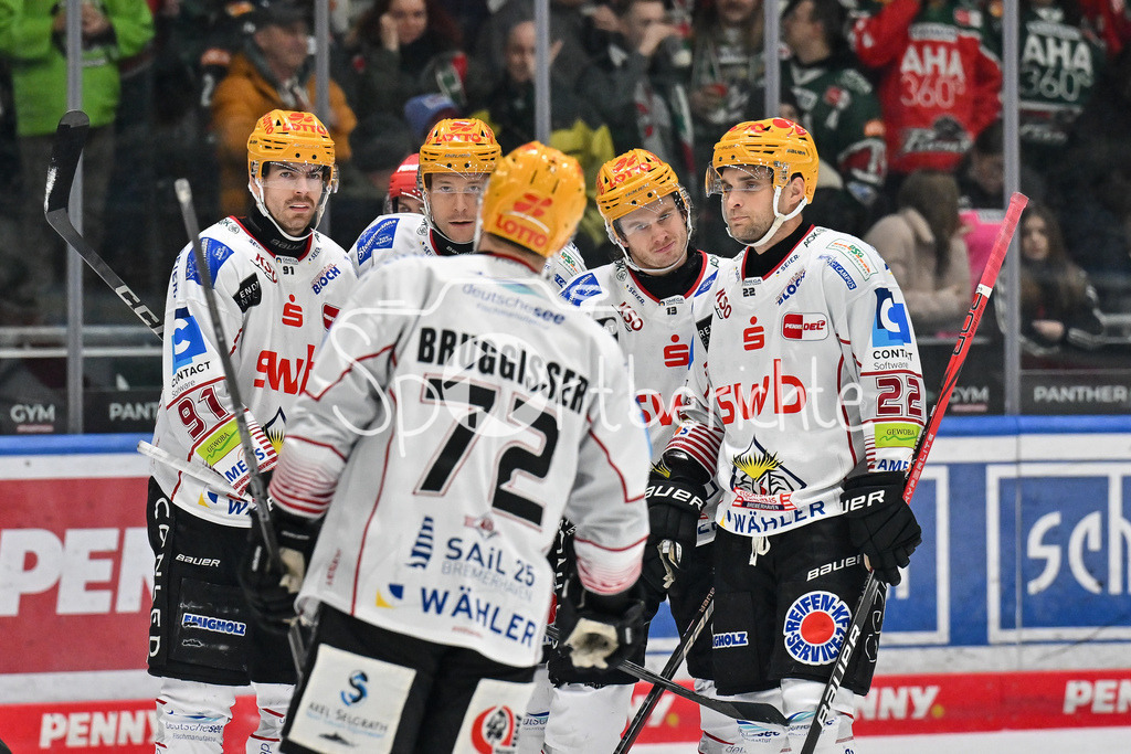 Augsburger Panther - Fischtown Pinguins | Jubel der Gaeste nach dem Treffer zum 0-4 durch Ziga JEGLIC (Fischtown Pinguins 13) / Freude / Happy / tor / torschuetze / DEL: Augsburger Panther - Fischtown Pinguins, Curt Frenzel Stadion am 08.01.2025