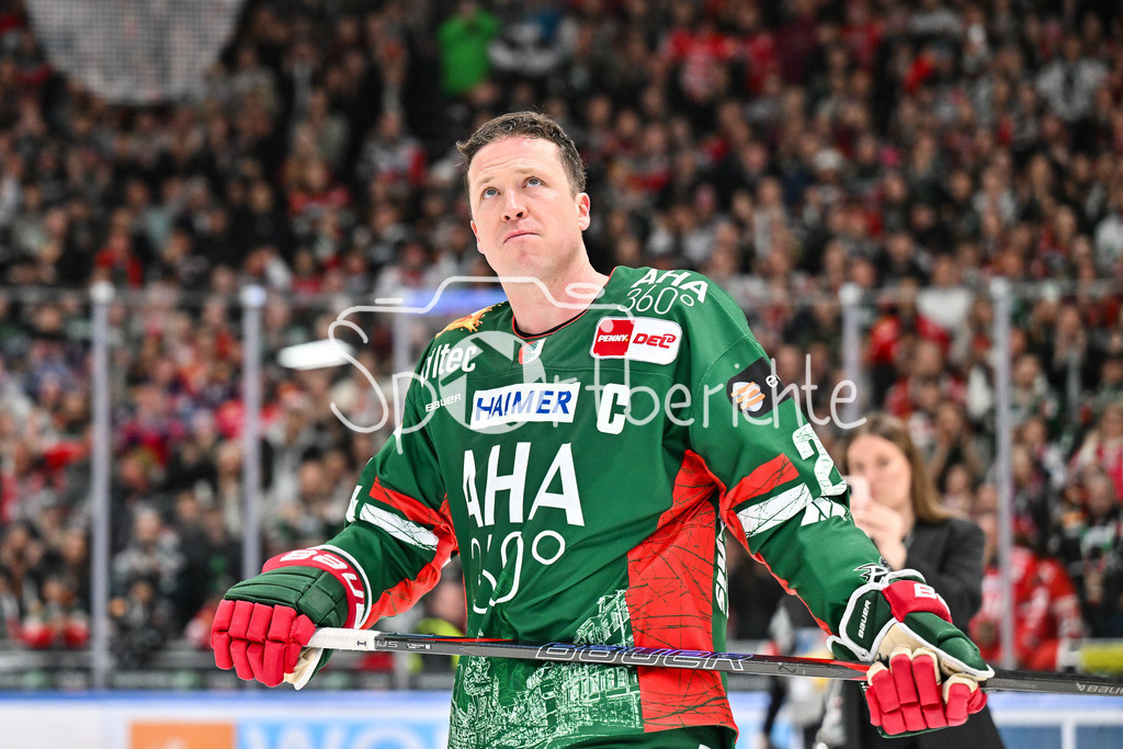 Augsburger Panther - Grizzlys Wolfsburg | AUGSBURG, GERMANY - 15. MARCH: im Bild T. J. TREVELYAN (Augsburger Panther 24) / Einzelfoto / Freisteller nach dem Match zwischen den Augsburger Panthern und den Grizzlys Wolfsburg am 52. Spieltag der Penny DEL im Curt Frenzel Stadion / der sich bei den Fans verabschiedet