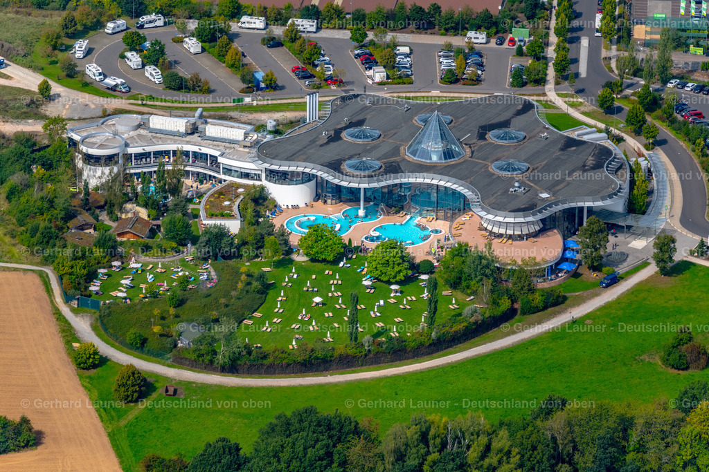 4060070 | BAD KISSINGEN 07.09.2021 Therme und Schwimmbecken am Freibad der Freizeiteinrichtung KissSalis Therme im Ortsteil Garitz in Bad Kissingen im Bundesland Bayern, Deutschland. Weiterführende Informationen bei: Behringer Beratende Ingenieure GmbH,  Kannewischer Ingenieurgesellschaft mbH,  Kersken + Kirchner GmbH Beratende Ingenieure VBI,  KissSalis Betriebsgesellschaft mbH,  SCHARF&amp;RÜTH Architekten,  Stadtwerke Bad Kissingen GmbH. // Spa and swimming pools at the swimming pool of the leisure facility KissSalis Therme in the district Garitz in Bad Kissingen in the state Bavaria, Germany. Further information at: Behringer Beratende Ingenieure GmbH,  Kannewischer Ingenieurgesellschaft mbH,  Kersken + Kirchner GmbH Beratende Ingenieure VBI,  KissSalis Betriebsgesellschaft mbH,  SCHARF&amp;RUeTH Architekten,  Stadtwerke Bad Kissingen GmbH. Foto: Gerhard Launer