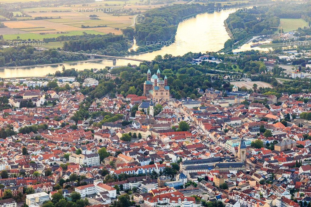 Maximilianstraße von Westen | Luftbild: Maximilianstraße von Westen in Speyer im Bundesland Rheinland-Pfalz in Deutschland. Foto: IMG_116546.jpg vom 11.08.2019 durch Werner Riehm/FLY-FOTO.de - Realisiert mit Pictrs.com