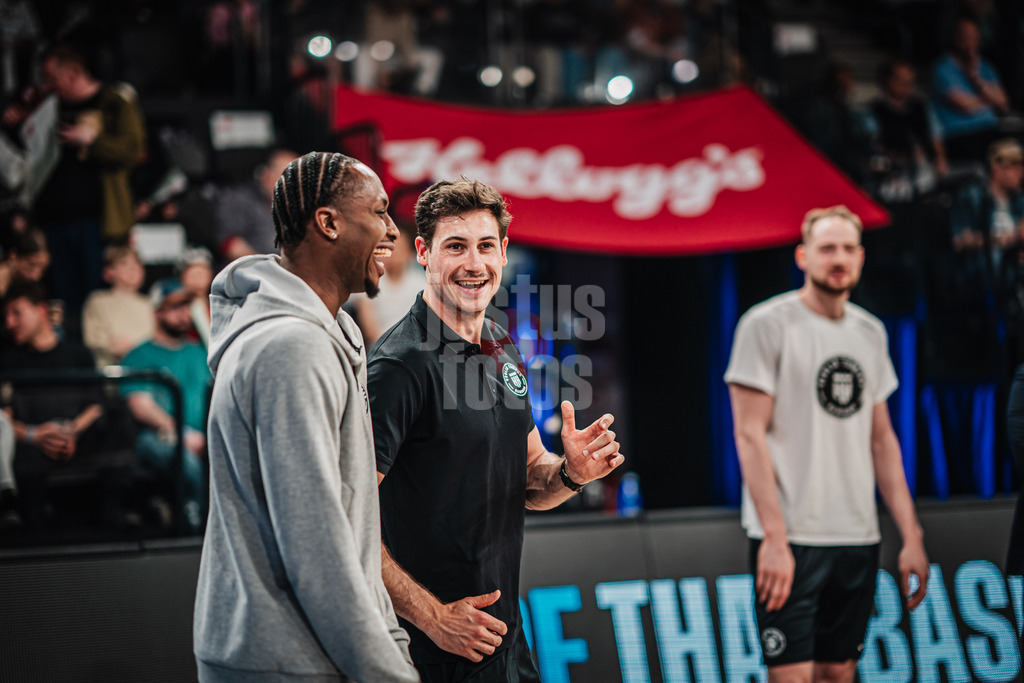 Basketball | Männer | Saison 2023/2024 | easyCredit Basketball Bundesliga | 32. Spieltag | Veolia Towers Hamburg vs. NINERS Chemnitz | 04.05.2024 | Camron Reece (#4, Veolia Towers Hamburg) und Nico Stempel