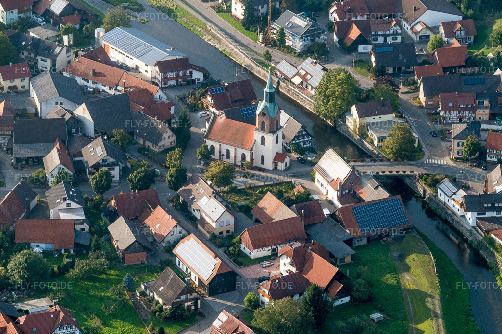 Luftbild: Kirchengebäude am Ufer der Rench im Ortsteil Erlach in Renchen im Bundesland Baden-Württemberg in Deutschland. Foto: P1010127.jpg vom 15.09.2014 durch Werner Riehm/FLY-FOTO.de