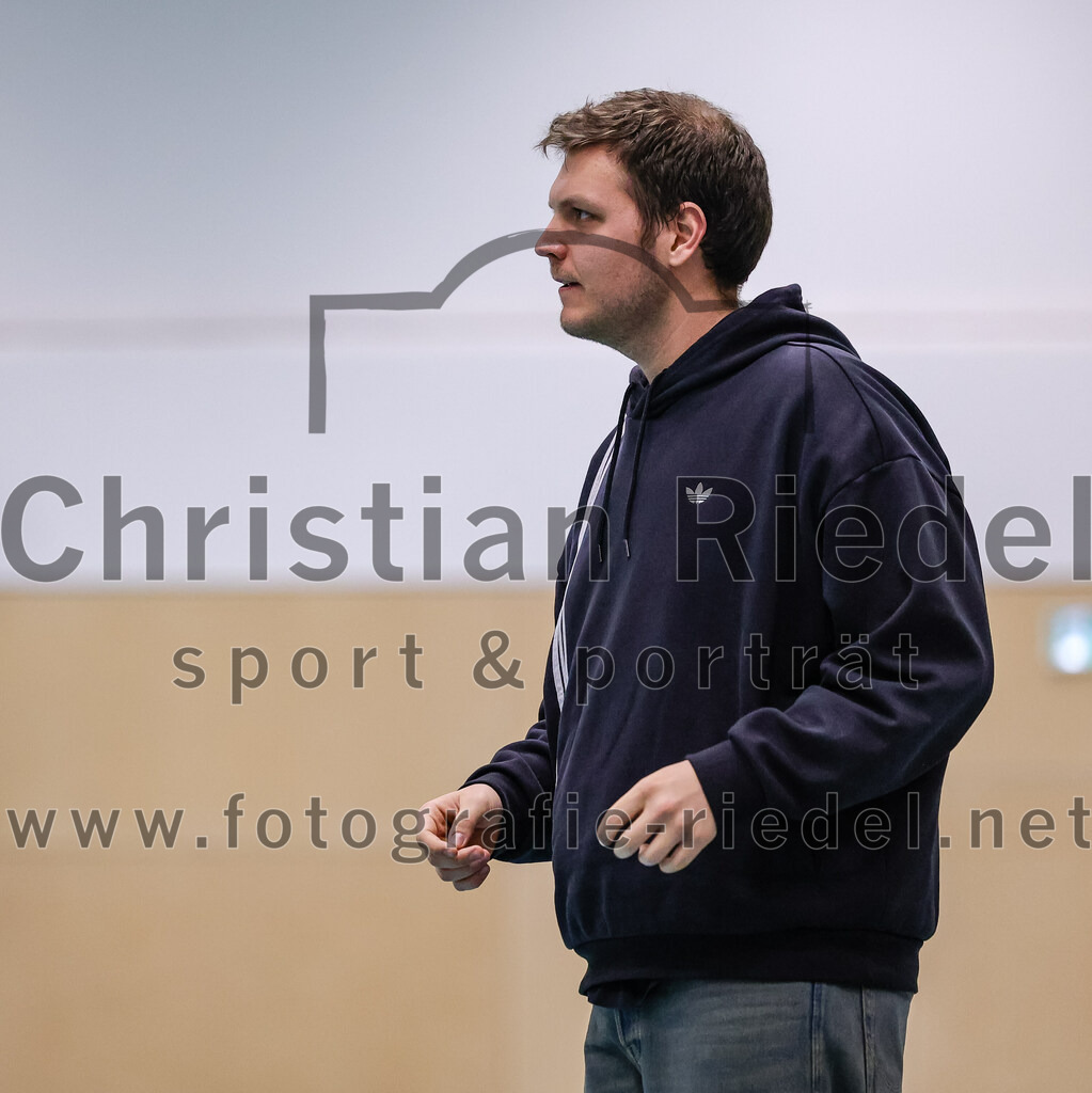 2025-12-06_029_TSV_Vaterstetten_gegen_MTV_1879_Muenchen | Vaterstetten, Deutschland, 06.12.2025:Basketball, 2. Regionalliga Süd 2025 / 2026, 9. Spieltag, TSV Vaterstetten gegen MTV 1879 München, Endergebnis: 58:83Trainer Kilian Drechsel (TSV Vaterstetten)Foto: Christian Riedel / fotografie-riedel.net