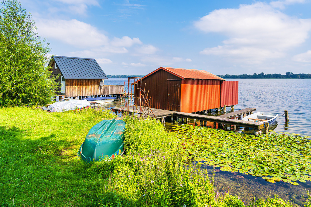 Bootshäuser und Boote am Schaalsee nahe der Stadt Zarrentin | Bootshäuser und Boote am Schaalsee nahe der Stadt Zarrentin.
