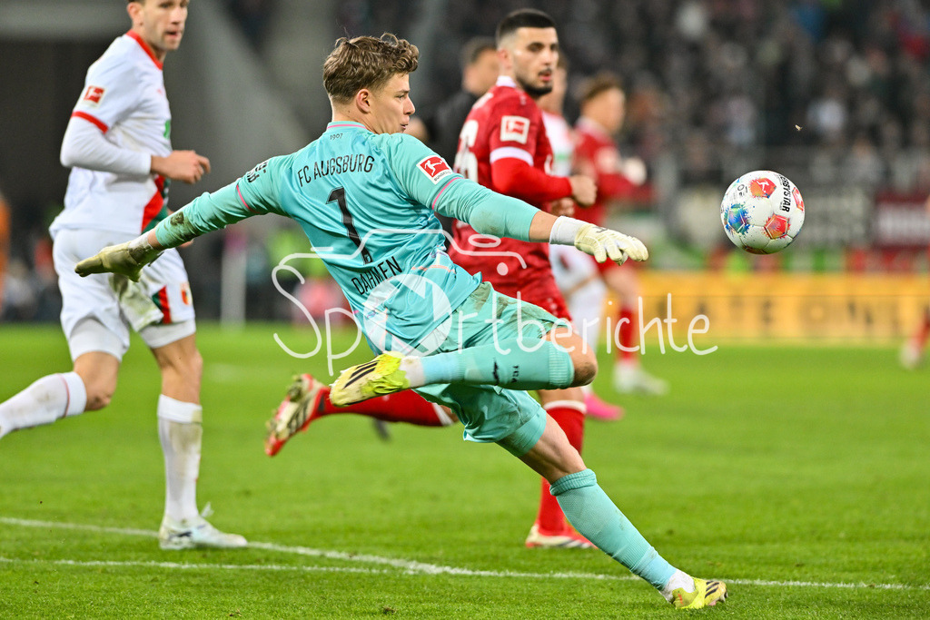FC Augsburg - VfB Stuttgart | AUGSBURG, GERMANY - 22. MAERZ: am Ball beim Abschlag - Finn DAHMEN (FC Augsburg 1) während dem Bundesligamatch zwischen dem FC Augsburg und dem VfB Stuttgart am 27. Spieltag in der WWK Arena / DFL REGULATIONS PROHIBIT ANY USE OF PHOTOGRAPHS AS IMAGE SEQUENCES AND/OR QUASI-VIDEO