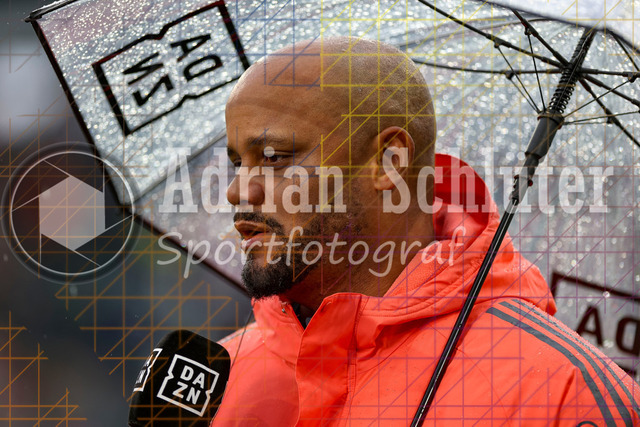 Borussia Mönchengladbach vs FC Bayern München - Bundesliga  | Mönchengladbach, Deutschland, 25.10.25:   Trainer Vincent Kompany (FC Bayern München) im Interview waehrend des Spiels der Bundesliga zwischen Borussia Mönchengladbach vs FC Bayern München im Stadion im Borussia Park(Foto von Brauer-Fotoagentur / Adrian Schlueter)
