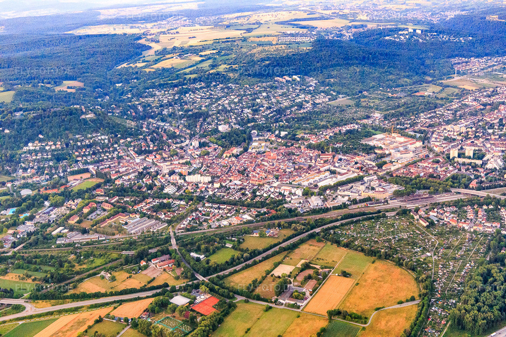 Luftbild: Stadtübersicht jenseits der A5 am Morgen aus Nordwesten im Ortsteil Durlach in Karlsruhe im Bundesland Baden-Württemberg in Deutschland. Foto: IMG_101508.jpg vom 08.07.2017 durch Werner Riehm/FLY-FOTO.de
