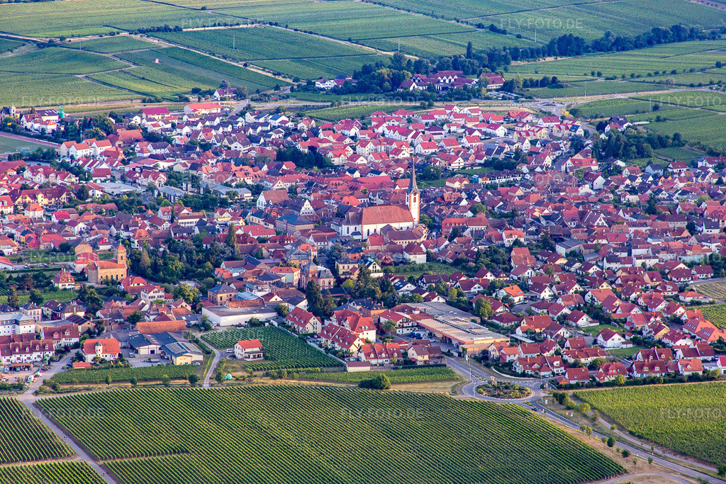 Luftbild: Ortsansicht der Straßen und Häuser der Wohngebiete in Maikammer im Bundesland Rheinland-Pfalz in Deutschland. Foto: IMG_082765.jpg vom 25.06.2015 durch Werner Riehm/FLY-FOTO.de