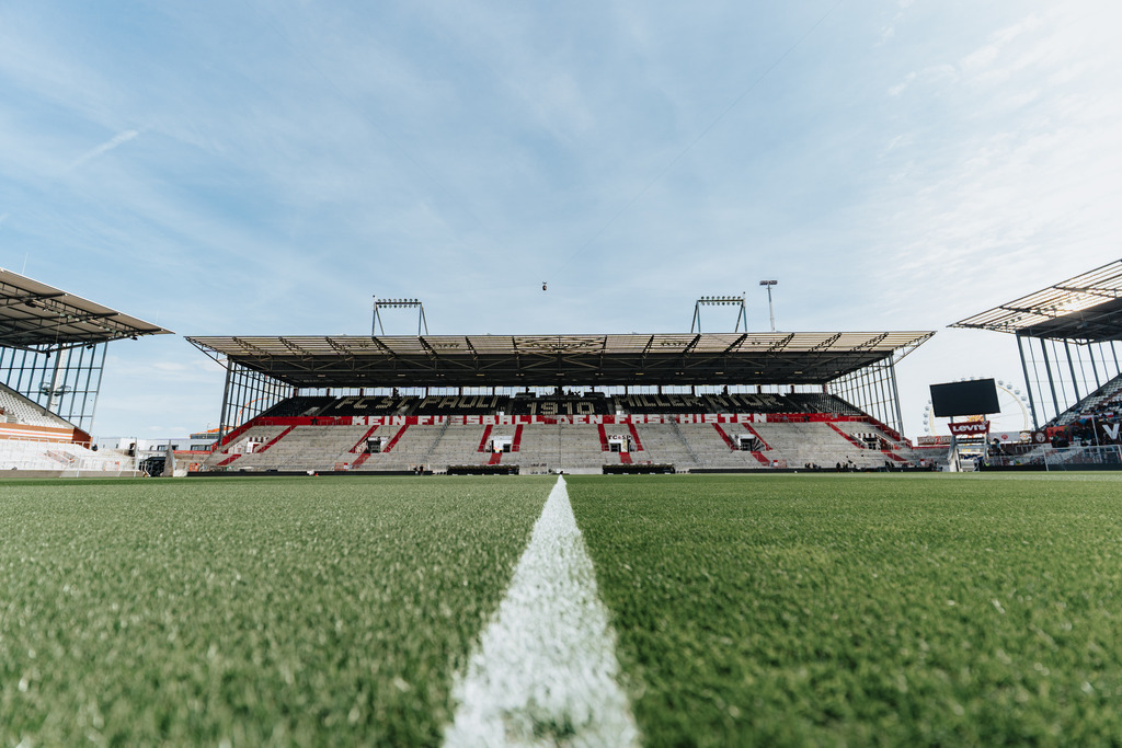 FCS00305 | Der offizielle Shop für FC St. Pauli Fotos. Wähle aus Spielszenen & Fanmomenten dein FCSP Wunschformat. Wir liefern Millerntor-Atmosphäre.