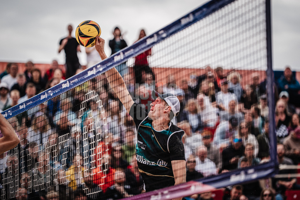 Beachvolleyball | Männer | Allianz German Beach Tour 2025 | Tourstop Bremen | 15.06.2025 | Robin Sowa beim Angriff