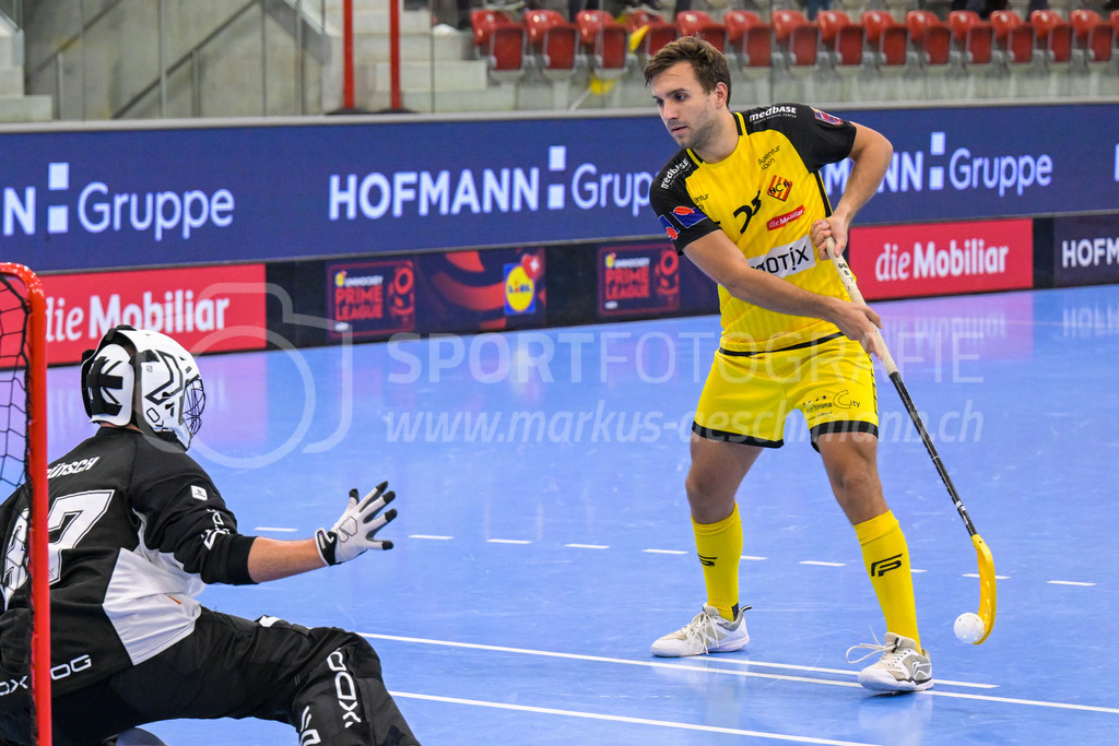 HC Rychenberg vs UHC Uster - 14. October 2022 | HC Rychenberg vs UHC Uster
AXA Arena, Winterthur
Tobias Studer (#23 HC Rychenberg) erzielt gegen Nicola Brütsch (#37 UHC Uster) ein Penaltytor mittels Zorro-Move.
Bild: Sportfotografie Markus Aeschimann | www.markus-aeschimann.ch - Realisiert mit Pictrs.com