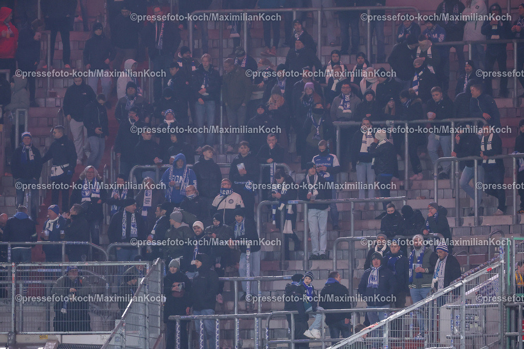 Due20122401089 | 20.12.2024, Fußball, Fortuna Düsseldorf - 1. FC Magdeburg, 2. Bundesliga, Merkur Spiel-Arena, Saison 2024 2025: Betroffenes Schweigen im Gästeblock nach der Nachricht über den Vorfall auf dem Magdeburger WeihnachtsmarktDFB regulations prohibit any use of photographs as image sequences and or quasi-video.