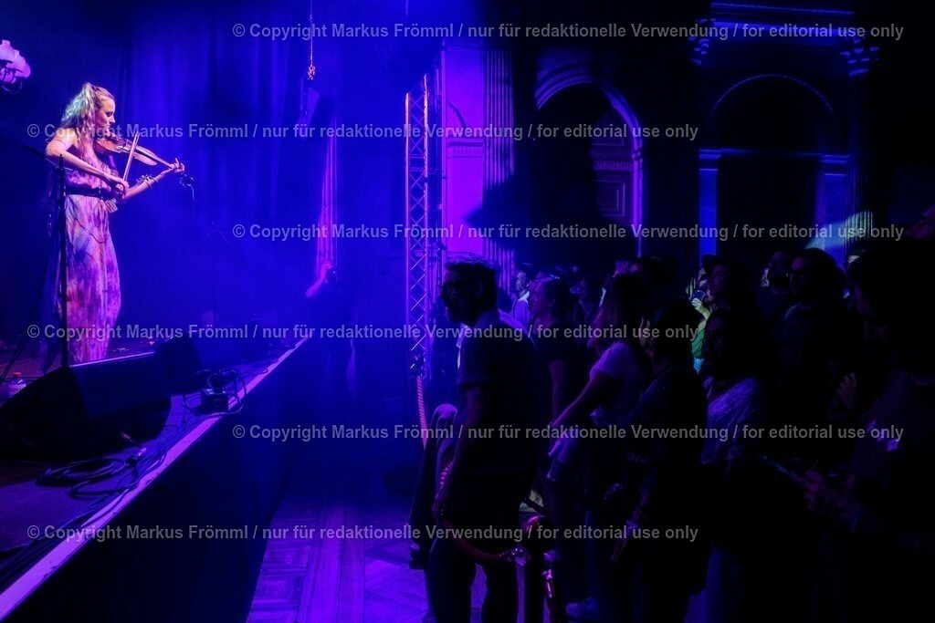 20230728-helen-maier-and-the-folks-014 | Helen Maier &amp; The Folks am Luzern Live Festival. Am Freitag 28. Juli 2023 im Hotel Schweizerhof in Luzern. Helen Maier — Violine / Alexander Graf — Violine, Bratsche / Andreas Gut — Akkordeon / Theo Känzig — Gitarre / Jonas Künzli — Kontrabass / Adrian Böckli — Schlagzeug, Percussion. Foto: Markus Frömml