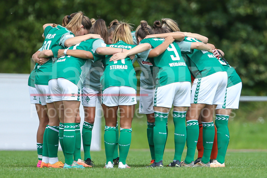 Fussball, Testspiel Frauen, SV Henstedt-Ulzburg - SV Werder Bremen | v.li.: Spielerinnen des SV Werder Bremen schwören sich mit einem Mannschaftskreis ein, Teamkreis, Ansprache, Motivation