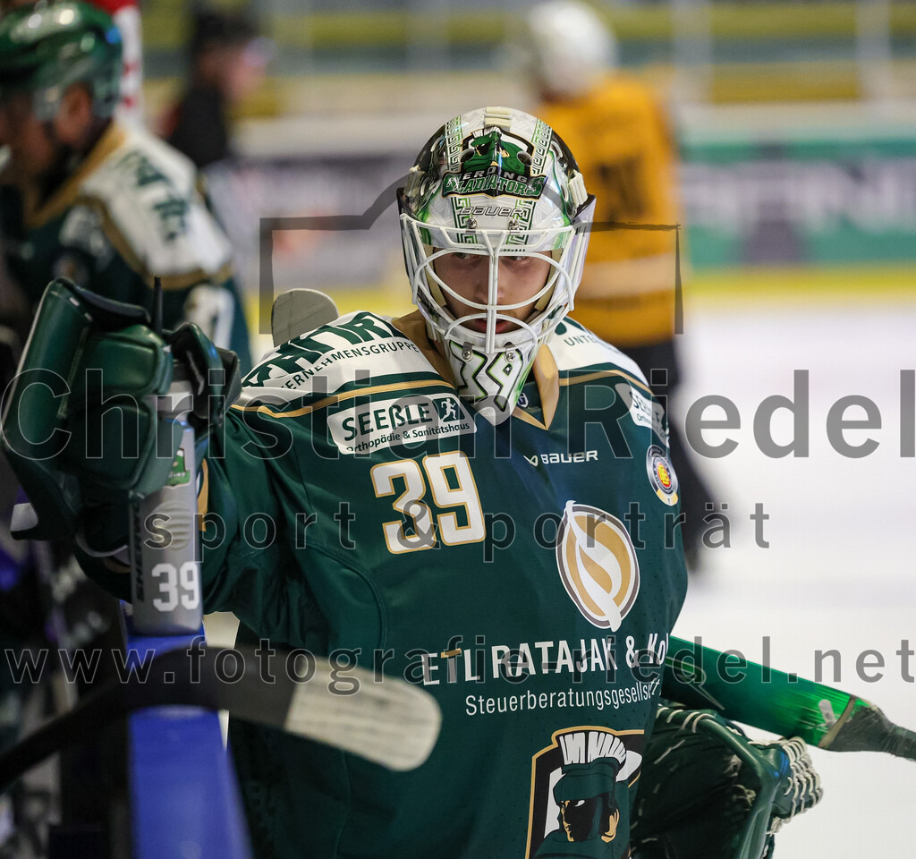 2025-08-22_097_TSV_Erding_gegen_EV_Fuessen | Erding, Deutschland, 22.08.2025:Eishockey, Oberliga Süd 2025 / 2026, Testspiel, TSV Erding gegen EV Füssen, Endergebnis: 1:4Torwart Leon Meder (Erding Gladiators, #39)Foto: Christian Riedel / fotografie-riedel.net