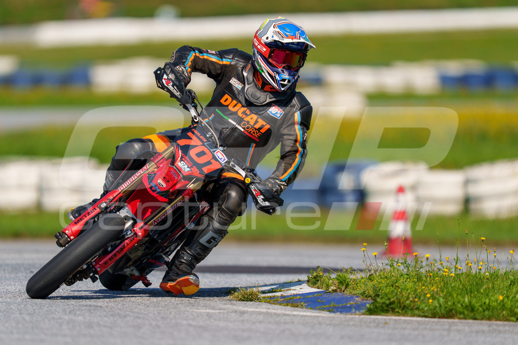 SuperMoto_Staatsmeisterschaft_Greinbach_236 | GRIPcapture steht für authentische Sportfotografie in Österreich – für Momente, die mehr sind als Geschwindigkeit oder Ergebnis. Es geht um Emotion, Spannung, Fokus und den Augenblick, der oft nur einen Wimpernschlag dauert.Ob Motorsport, Teamsport oder 