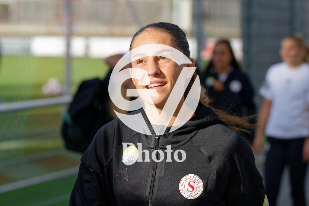 DZ8_6593_c | Switzerland: AXA Womens Super League 2025/26, Servette FC Chenois Feminin vs FC Aarau Frauen - Stade des Trois-Chene, Chene-Bourge: Players of Servette FC Chenois Feminin arrive at the stadium