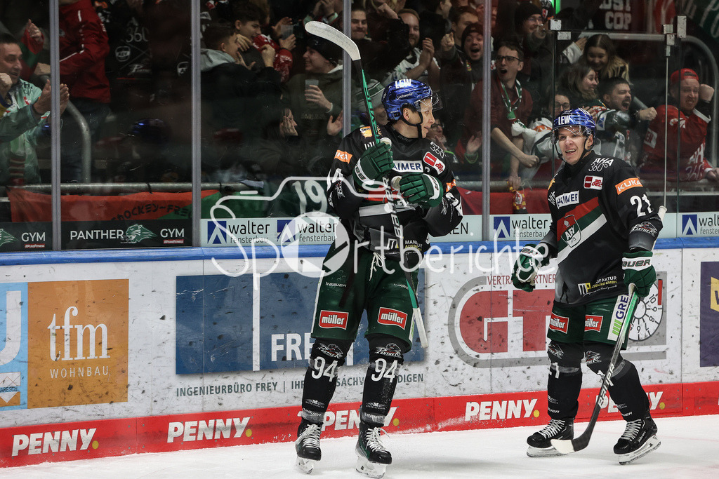 Augsburger Panther - EHC RB München | Wieder jubeln die Hausherren / Der Treffer zum 2-0 durch Anrei HAKULINEN (AEV #94) / Jubel / Freude / Tor / Torschuetze
