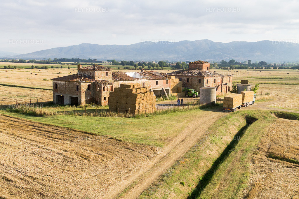 Vue aérienne: Ferme d'une ferme à Castroncello à Cortona dans le département Arezzo, Italie. Photo: IMG_43622.jpg prise le 27/07/2011 par Werner Riehm/FLY-FOTO.eu – Résolution de l'original: 4272 x 2848 px