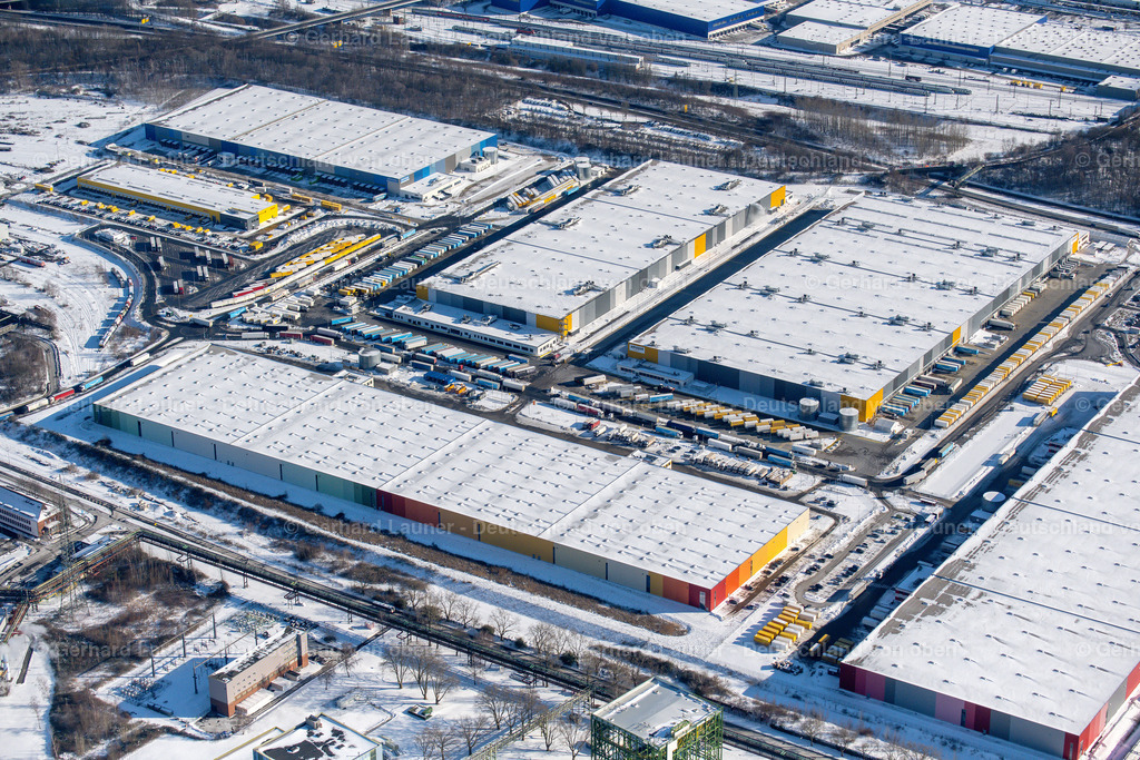 4043880 | DORTMUND 13.02.2021 Winterlich schneebedeckte Gebäudekomplex auf dem Gelände des Logistikzentrums des Internethändlers " Amazon " im Ortsteil Innenstadt-Nord in Dortmund im Ruhrgebiet im Bundesland Nordrhein-Westfalen. Weiterführende Informationen bei: Amazon Europe Core S.à r.l.,  GOLDBECK GmbH. // Wintry snowy complex of buildings on the site of the logistics center of the online retailer "Amazon" in the district of Downtown North in Dortmund at Ruhrgebiet in the state of North Rhine-Westphalia. Further information at: Amazon Europe Core S.a r.l.,  GOLDBECK GmbH. Foto: Gerhard Launer