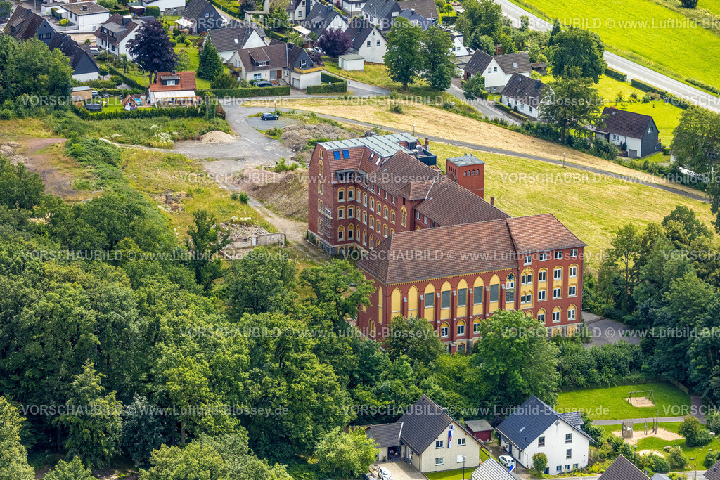 Arnsberg240708180 | Luftbild, ehemaliges Kloster Oeventrop und frühere Salus-Klinik mit Neubau nach Dachstuhlbrand, Baustelle für Wohnungen, Oeventrop, Arnsberg, Sauerland, Nordrhein-Westfalen, Deutschland