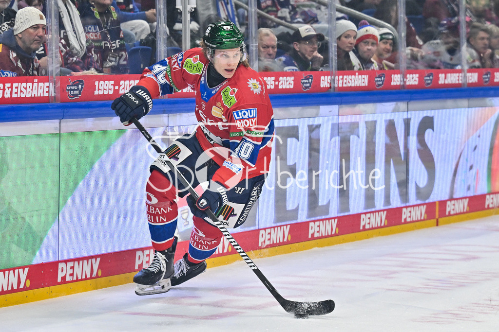 Eisbären Berlin - Augsburger Panther | BERLIN, GERMANY - 04. JANUARY: am Puck Korbinian GEIBEL (Eisbären Berlin 40) / Einzelfoto / Freisteller während dem Match zwischen den Eisbären Berlin und den Augsburger Panthern am 36. Spieltag der Penny DEL in der UBER Arena