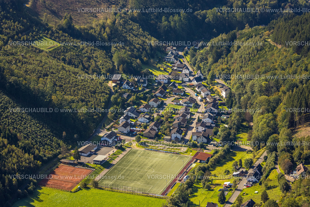 Finnentrop230908409Glinge | Luftbild, Wohngebiet Glingestraße und Sportplatz, Hügellandschaft und Waldgebiet, Rönkhausen, Finnentrop, Sauerland, Nordrhein-Westfalen, Deutschland