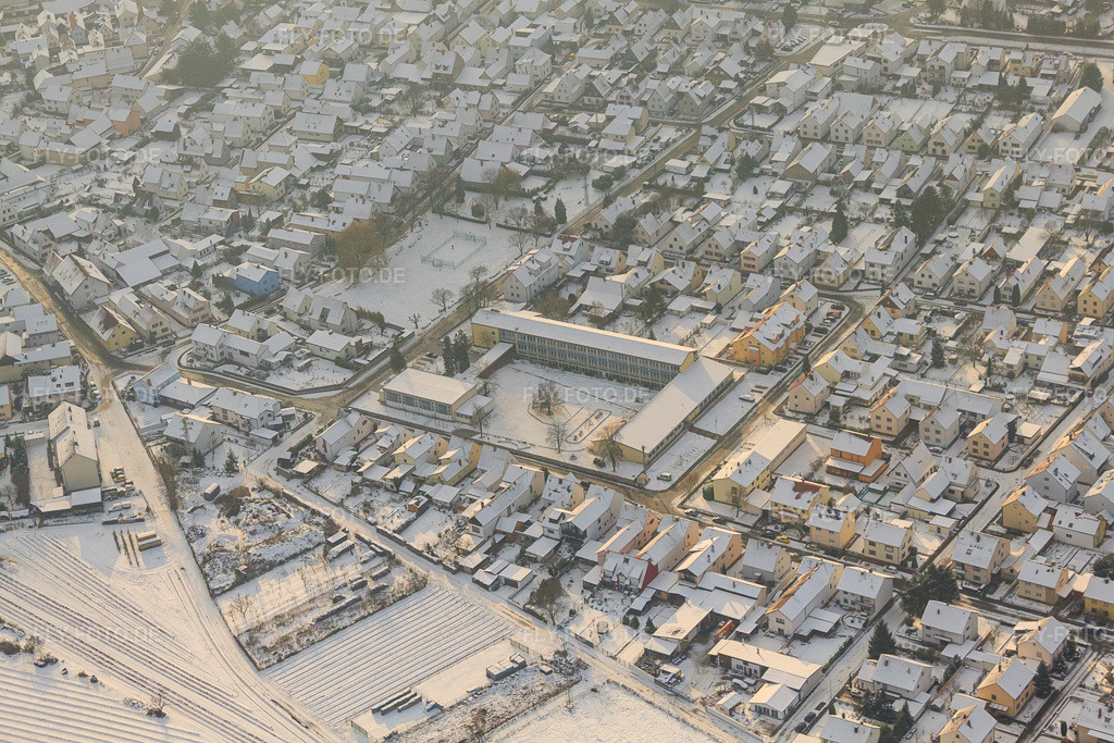 Luftbild: Lina Sommer Grundschule im Winter bei Schnee in Jockgrim im Bundesland Rheinland-Pfalz in Deutschland. Foto: IMG_35772.jpg vom 04.12.2010 durch Werner Riehm/FLY-FOTO.de